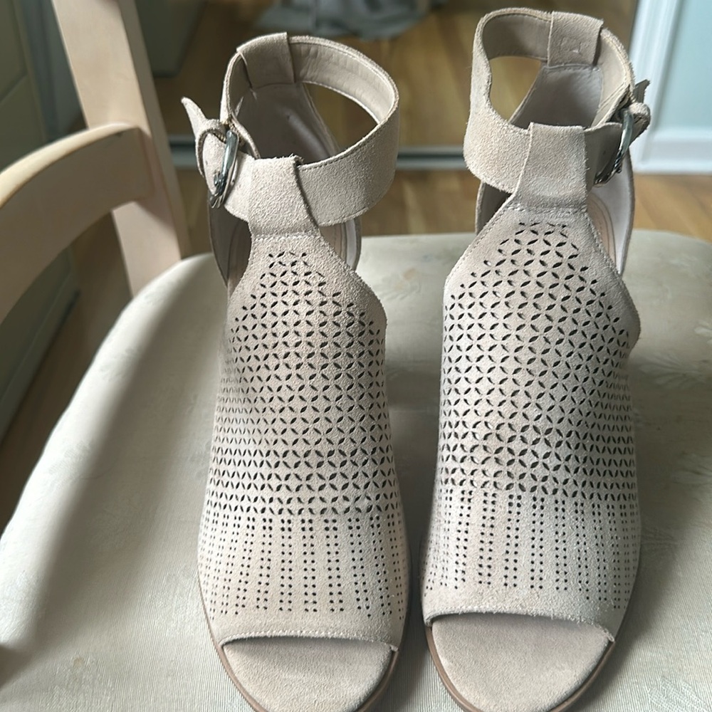 Marc Fisher Vixen peep toe sandal